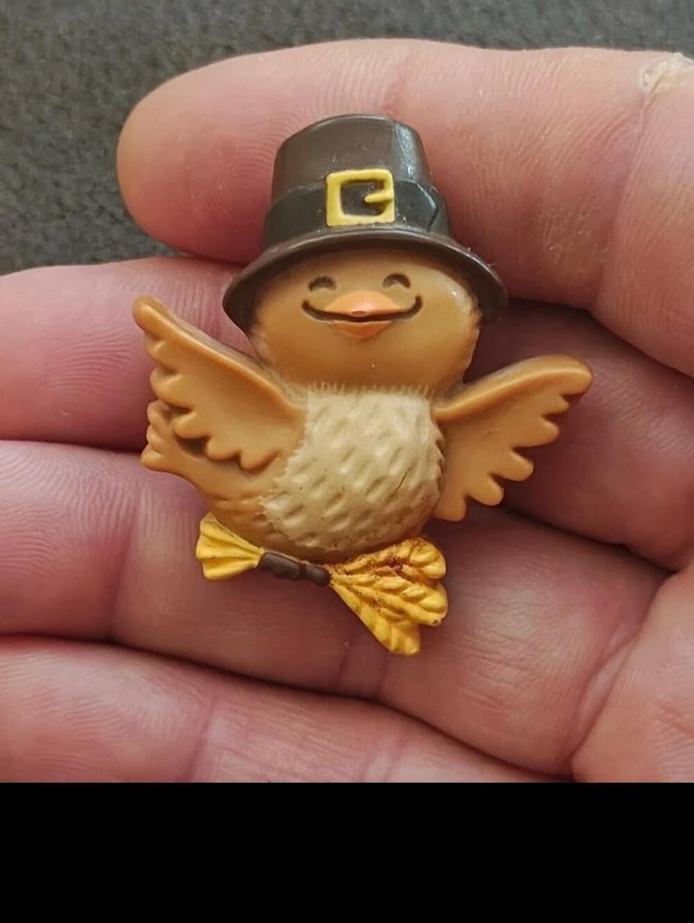 1981 Hallmark Thanksgiving Pilgrim Bird Turkey Plastic Brooch Pin.